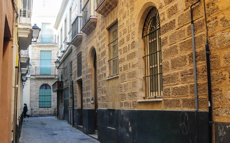 Familias que han ocupado una finca en la calle Flamenco comparten con la Corrala de la Bahía el objetivo pero no el cómo lucharlo