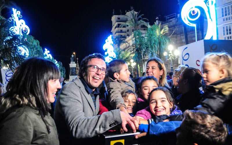 El alumbrado navideño ‘ambienta’ ya Cádiz