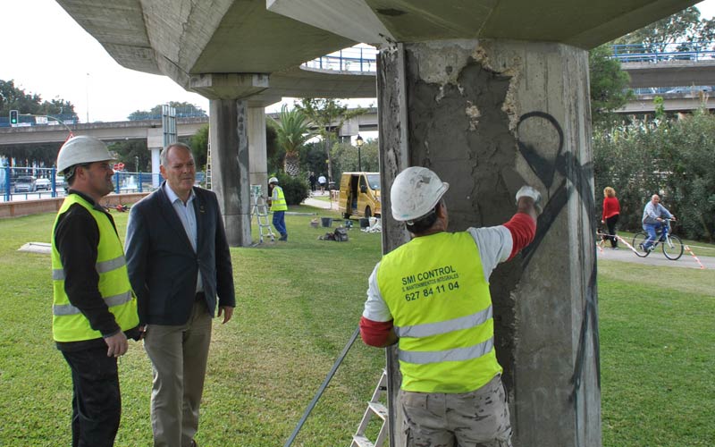 El Ayuntamiento invierte 9.000 euros en adecentar los pilares de los puentes a Bahía Sur para evitar nuevos desprendimientos