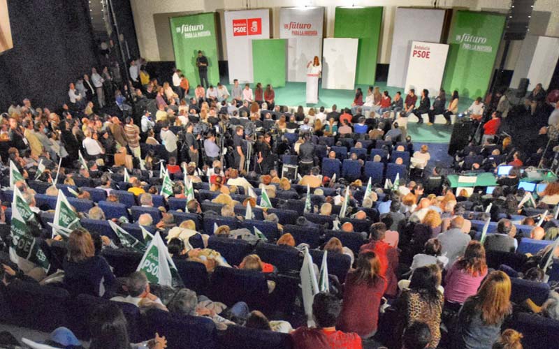 Díaz pide desde La Isla “a quien se sienta progresista” que “no reparta el voto” pues “el cambio sólo vendrá de la mano del PSOE”