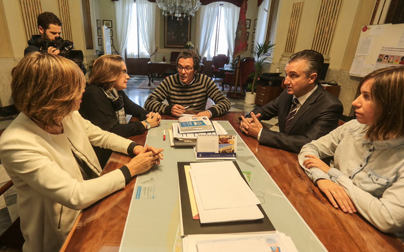 Radios privadas y alcalde confían en que los colectivos recapaciten y rectifiquen en su idea de cobrar a las emisoras por cubrir el COAC