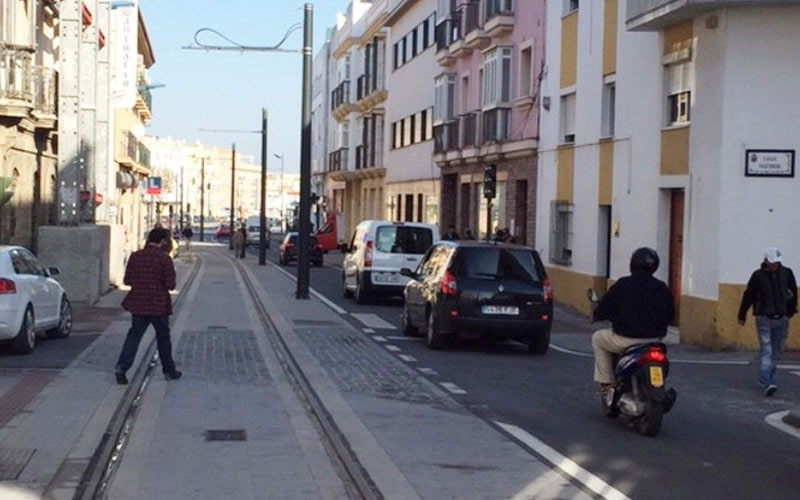 La calle Mendizábal reabre al tráfico ocho meses después