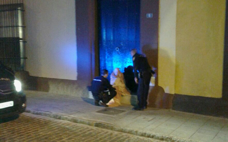 Agentes se juegan la vida para rescatar a un anciano del interior de una vivienda en El Puerto afectada por un incendio