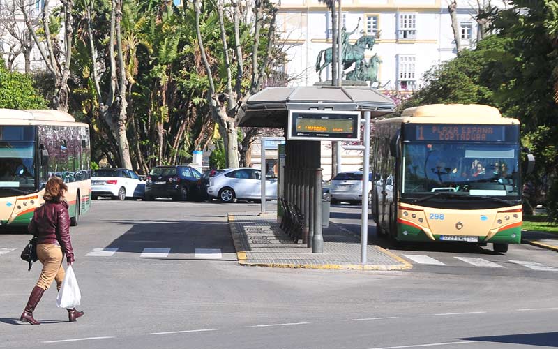 El PSOE critica que se haya externalizado la auditoría del servicio de autobuses; Ganar Cádiz ve en la queja “malicia o ignorancia”