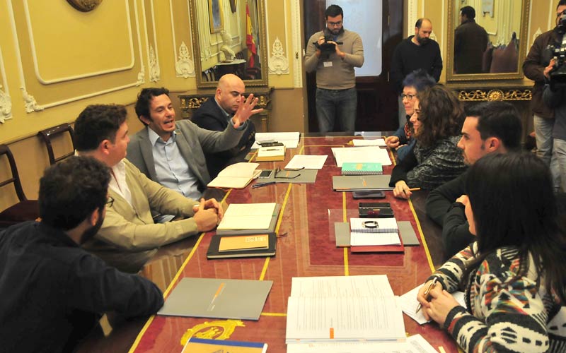 El bipartito y la iniciativa Plan C ponen en común el modelo de ciudad, coincidiendo en que “el futuro debe pasar por la Bahía”