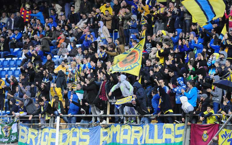 Brigadas Amarillas censura los registros y cacheos que lleva sufriendo desde que comenzó la temporada antes de los partidos