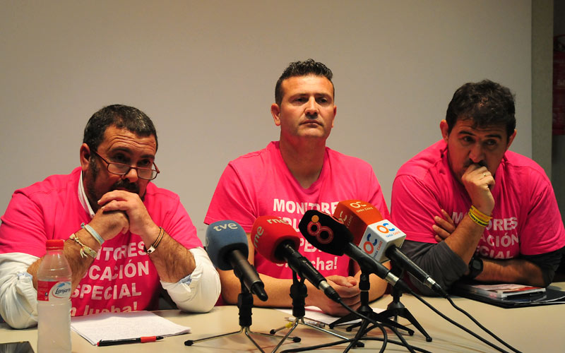 Monitores de apoyo en Cádiz piden a la Junta que abra el proceso de acreditaciones y exigen a sus empresas que cumplan derechos
