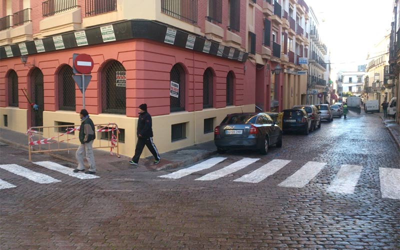 Renovación y repintado de señales en el centro jerezano