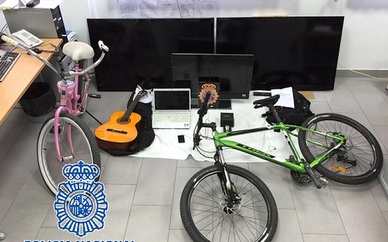 Tres detenidos por el robo en viviendas en Rota, incluso con los moradores pernoctando en su interior
