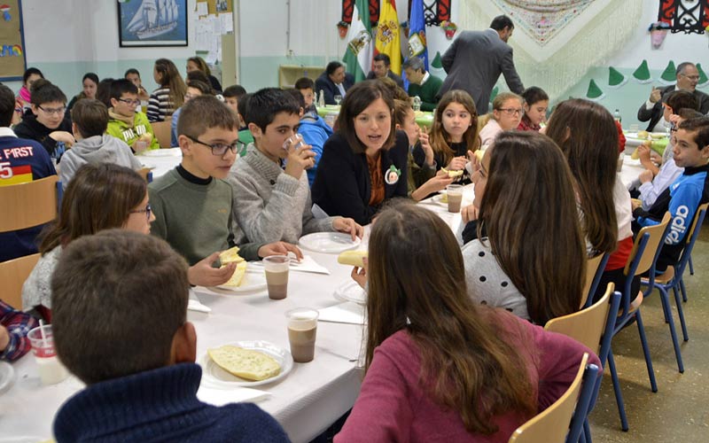 “Saludable y andaluz” pan con aceite en los colegios isleños