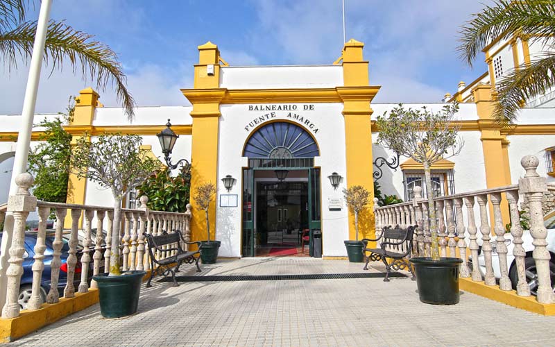 El Balneario de Fuente Amarga estrena temporada e instalaciones y el hotel escuela confía en mantenerse abierto todo el año