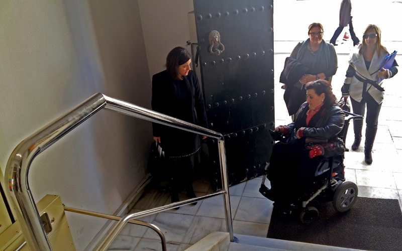 La alcaldesa y AICA abordan las necesarias mejoras en accesibilidad de los edificios y espacios de uso público
