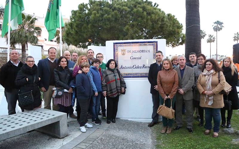 Una placa cerca de la mar recuerda ya al que fuera concejal roteño Antonio Galea Ramos