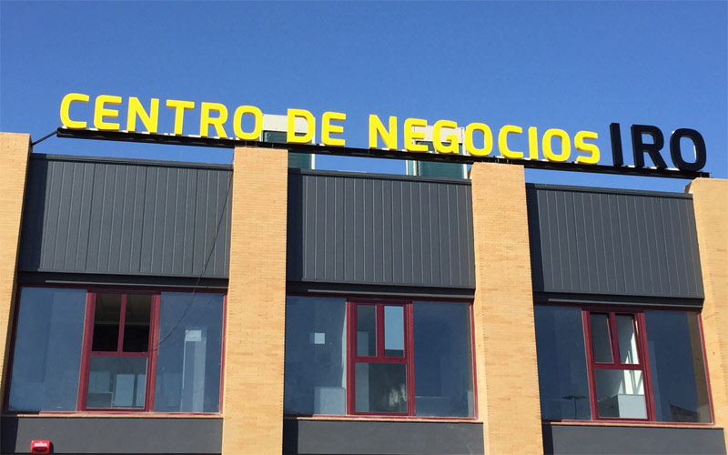 El Centro de Negocios Iro, con 15 de sus 18 despachos ocupados, entra ahora en funcionamiento pese a que se inauguró en octubre
