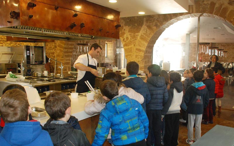 En marcha los talleres educativos del restaurante de Ángel León en el molino de mareas que, además, “despiertan vocaciones”