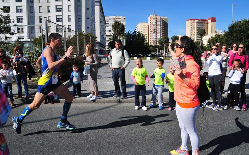 El isleño Jorge Soto en chicos y la chiclanera Noemí Martínez en chicas, vencedores de la XXX Media Maratón Bahía de Cádiz