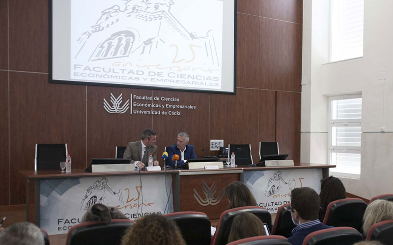 La Facultad de Ciencias Económicas y Empresariales de la UCA celebra los 25 años de su constitución y de su primera promoción
