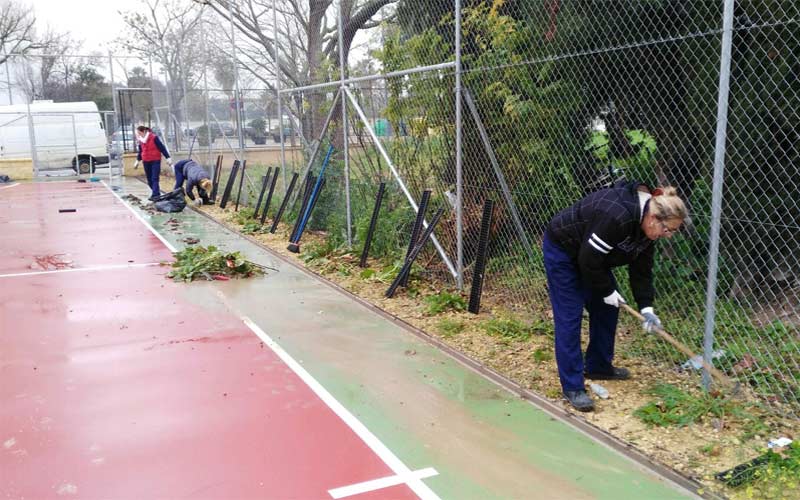 Beneficiarios del Plan de Ayuda a la Contratación de la Junta trabajan en el adecentamiento de las instalaciones deportivas