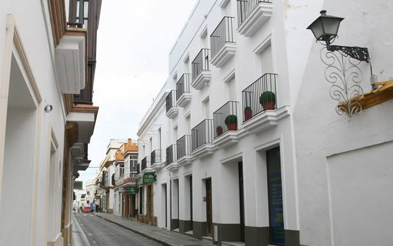 La campaña anual de blanqueo de fachadas se activa en Rota entre abril y mayo