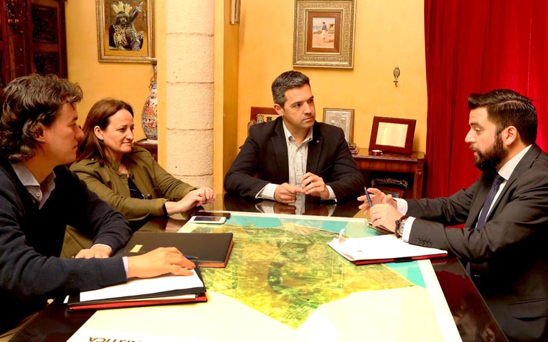 Diputación y Ayuntamiento de Rota estudian medidas de colaboración en materia de vivienda y urbanismo