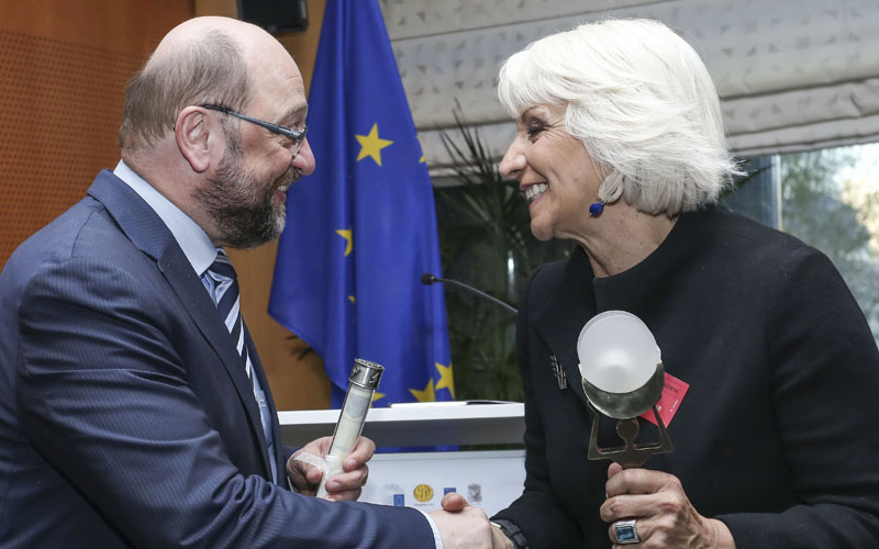 Teófila Martínez recibe un reconocimiento de la Fundación Tyro por su promoción de la cultura fenicia siendo alcaldesa de Cádiz