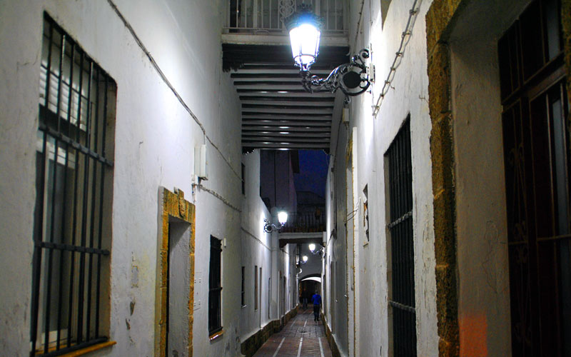 El callejón Cróquer estrena alumbrado