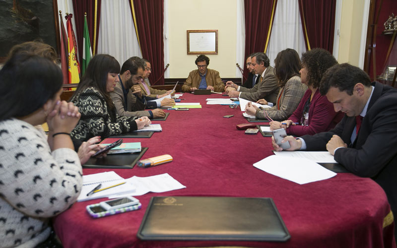Una treintena de trabajadores del IFEF que han encadenado contratos durante años pasarán a ser indefinidos; si “hay dinero”