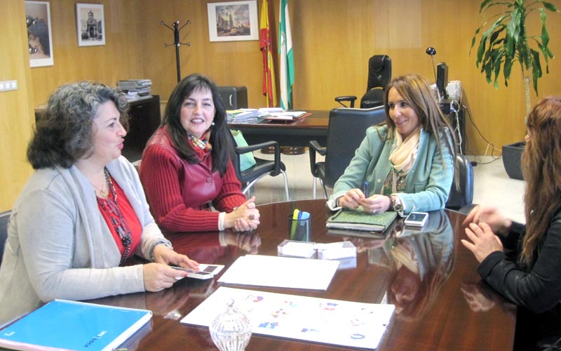 La nueva presidenta de la Amep comparte objetivos con la delegada territorial de Economía de la Junta