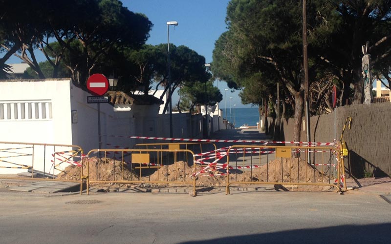 Vecinos de la calle Pez Martillo en La Barrosa se beneficiarán de la ampliación de la red de agua potable