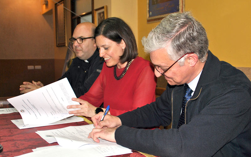 El Ayuntamiento escenifica la entrega de su subvención anual de 24.000 euros para las cofradías isleñas