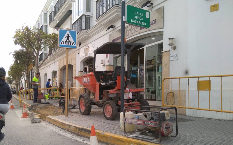 Vías y Obras lleva a cabo el mantenimiento de las aceras en distintos puntos de Chiclana y elimina barreras arquitectónicas