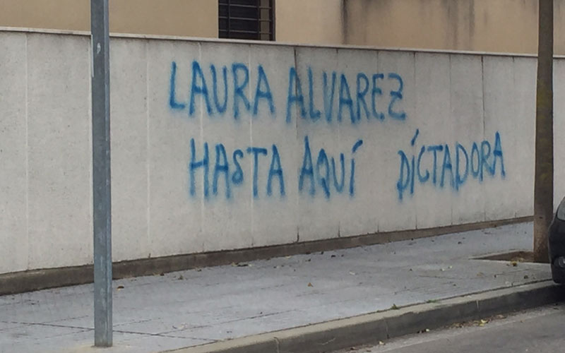 Pese a las pintadas, insultos y amenazas, el Gobierno jerezano reitera su voluntad de negociar con los sindicatos el plan de ajuste