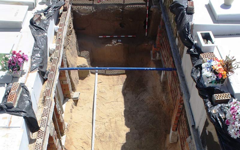 La localización y exhumación de asesinados por el franquismo en el cementerio de Puerto Real se centra ahora en una segunda fosa