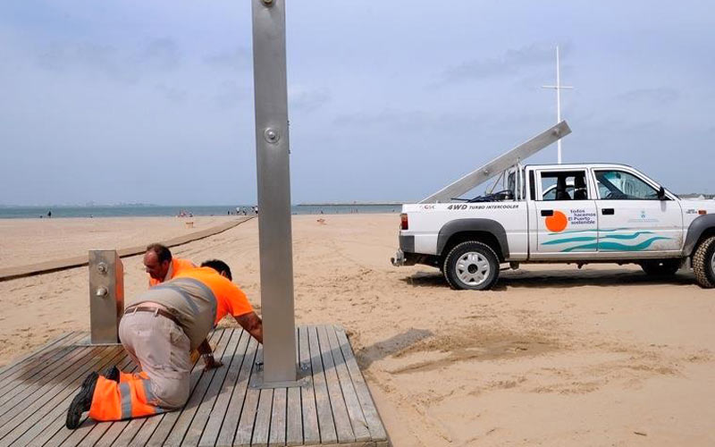 La Bahía de Cádiz presumirá este verano de 13 banderas azules; ‘pierde’ las cuatro que ondeaban en las playas de El Puerto