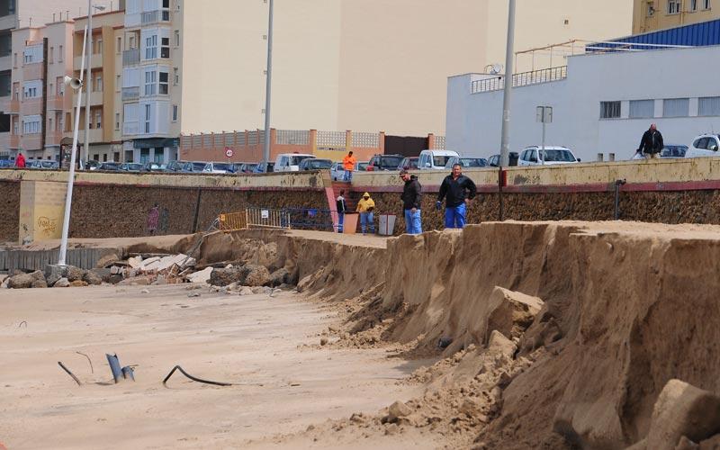 Medio Ambiente habilitará un “fondo extraordinario” para reparar los daños del actual temporal en las playas gaditanas, según Sanz