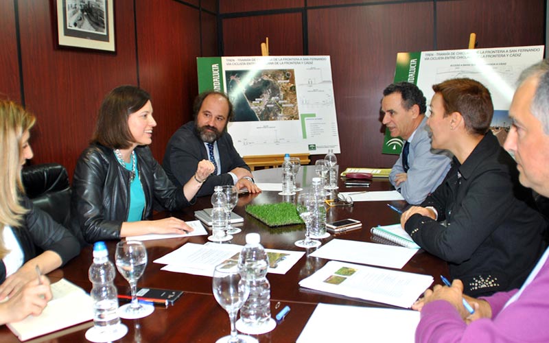 El Ayuntamiento planea mejorar y completar la red de carriles bici existente en La Isla junto a la Junta