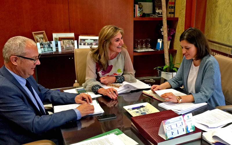 Cavada trata con la Junta la propuesta sobre el mantenimiento de los antiguos colegios de Defensa; el PP lo pone en cuestión