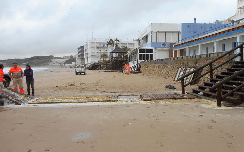 Tras el temporal, que no ha afectado de forma importante al litoral portuense, se intensifica el ‘montaje’ de las playas