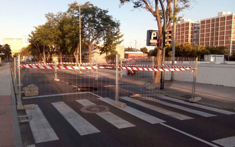 Un socavón en la avenida Marconi obliga al corte del tráfico