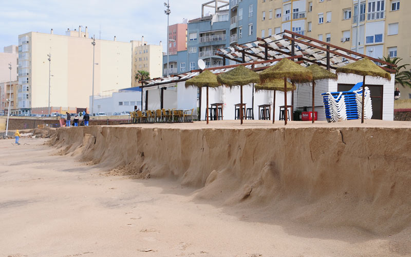 Costas se compromete a “recolocar” la arena en la Victoria y Santa María del Mar antes del verano