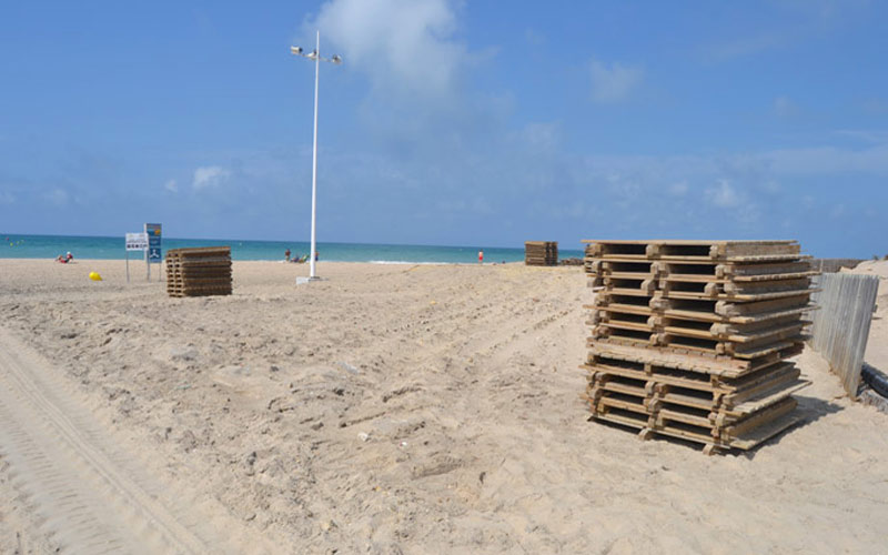 Entre los equipamientos de la playa de Camposoto de este verano se incluyen los elementos para delimitar una zona para perros