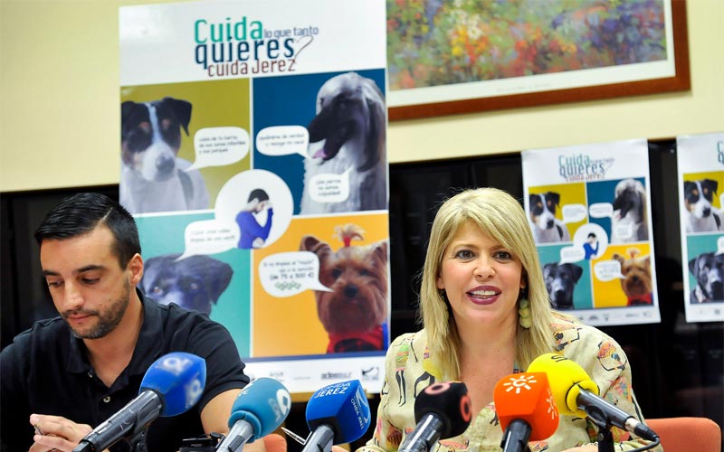 Una campaña “en positivo” para combatir las cacas de perro en las calles de Jerez que incide en que los incívicos serán multados