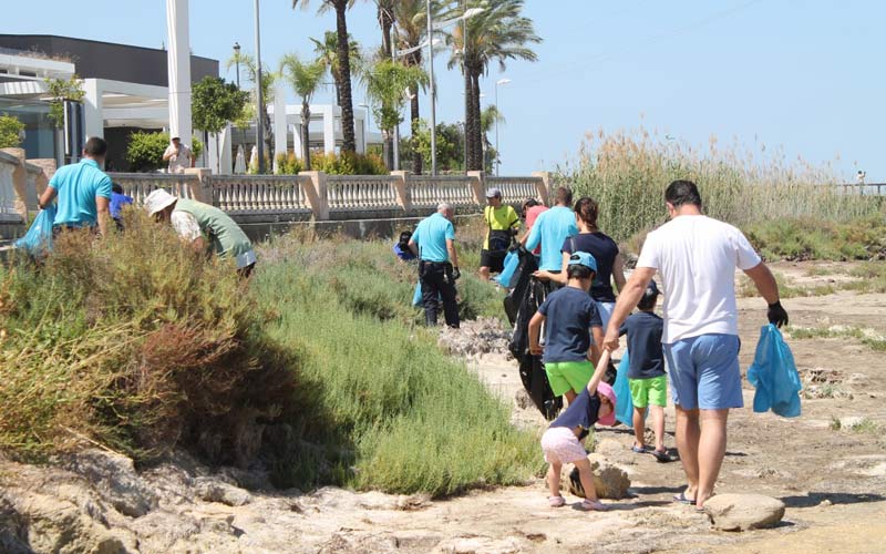 Trabajadores de Bahía Sur se ‘citan’ este sábado de nuevo para limpiar el entorno natural del centro comercial