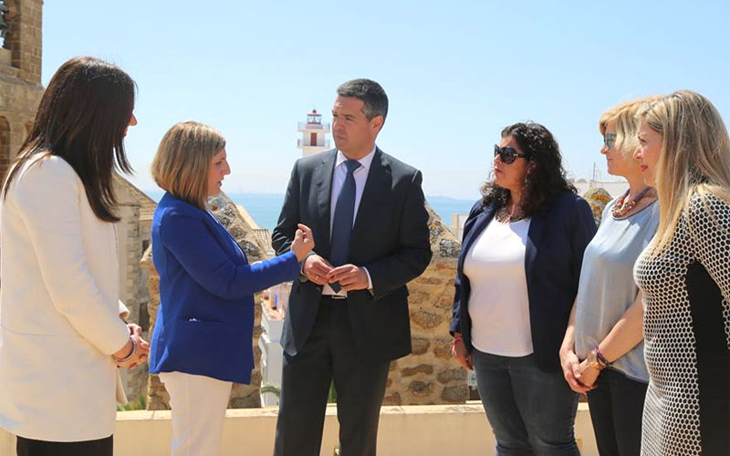 Las playas y las posibilidades de empleo del sector naval, temas centrales en la visita de la presidenta de la Diputación a Rota