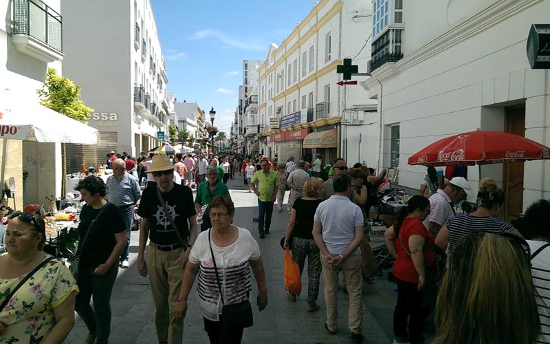 El rastrillo volverá a celebrarse el próximo domingo en el centro de Chiclana tras una primera experiencia “muy positiva”