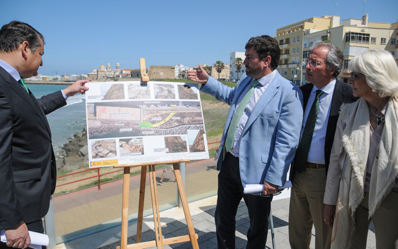 Sanz anuncia próximas y futuras nuevas actuaciones en la muralla de Cádiz “gracias al compromiso del Gobierno de Rajoy”
