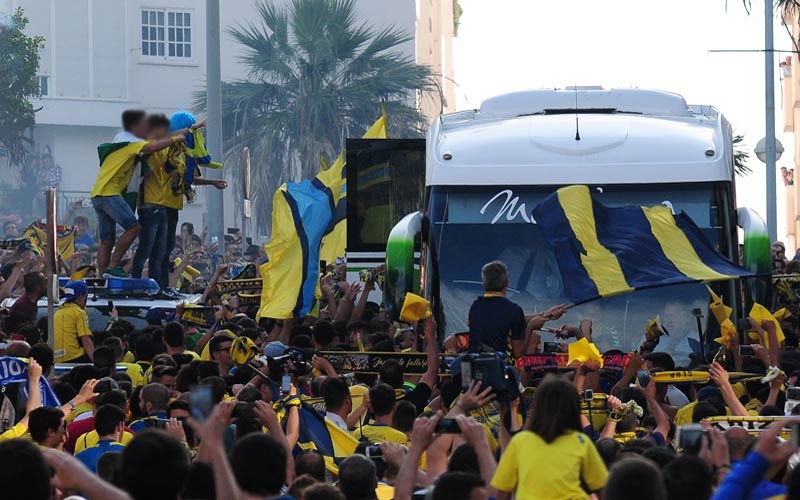 Detenidos dos aficionados por subirse a un furgón de la Policía Local durante el pasado recibimiento al autobús del Cádiz CF