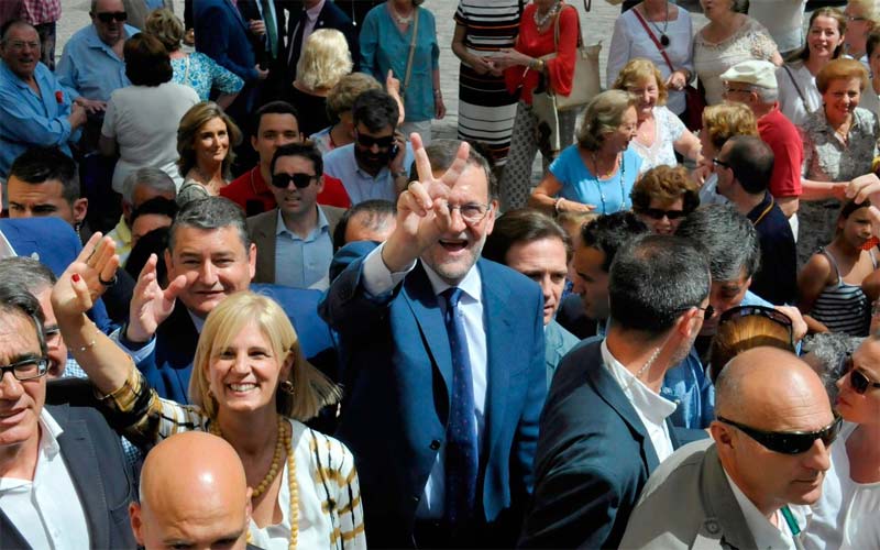 Rajoy (PP) promete en Jerez “bajar” los impuestos “siempre que la recaudación lo permita”; un “nuevo míster Marshall” para el PSOE