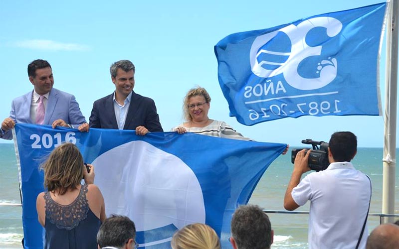La playa de Camposoto recoge su vigésima bandera azul, y el sendero de la Punta del Boquerón su primer reconocimiento