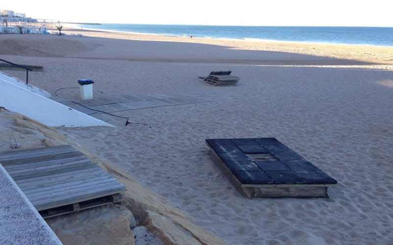 El PP critica que a estas alturas las playas de Rota “no están en condiciones”; el Gobierno local lamenta el “caso omiso” de Costas